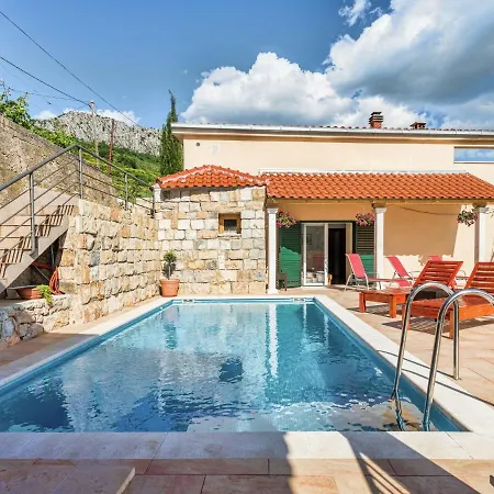 Villa In With Private Pool And Garden