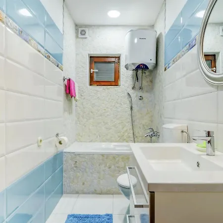 In With Private Pool And Garden Vila Solin