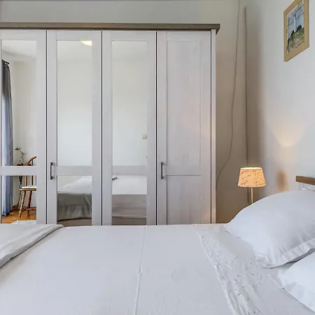 In With Private Pool And Garden Solin