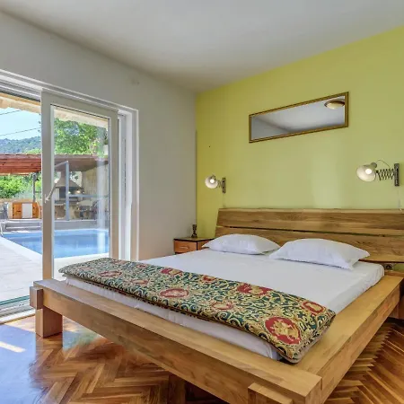 In With Private Pool And Garden Vila Solin
