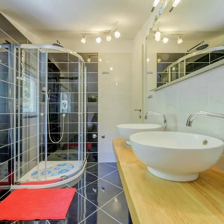 In With Private Pool And Garden Solin