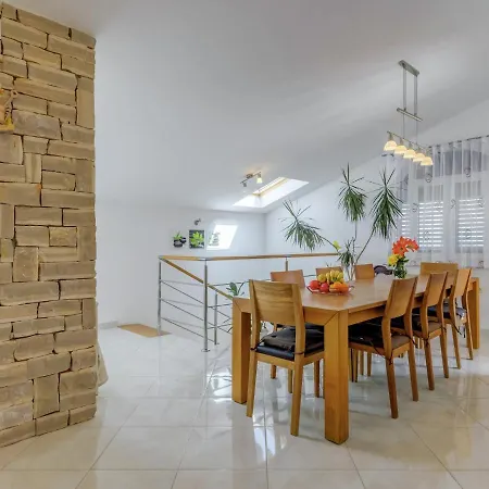 In With Private Pool And Garden Solin