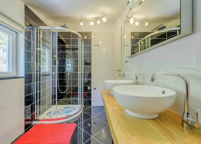 In With Private Pool And Garden Solin